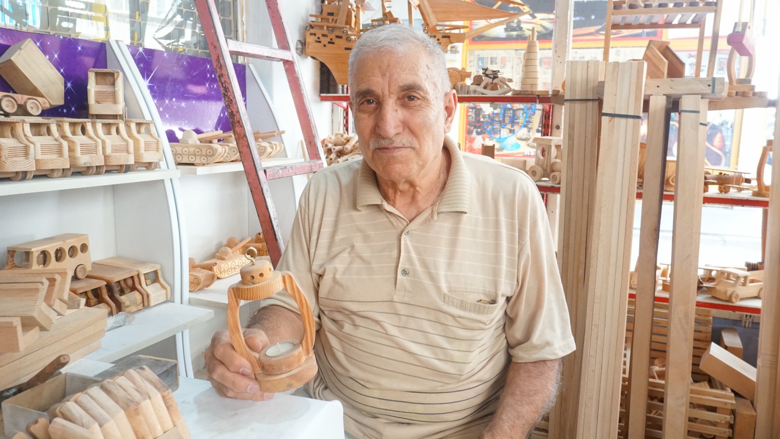 74 yaşındaki tahta ustası Canleblebici, kameradan gemiye ustalık eserleri yapıyor